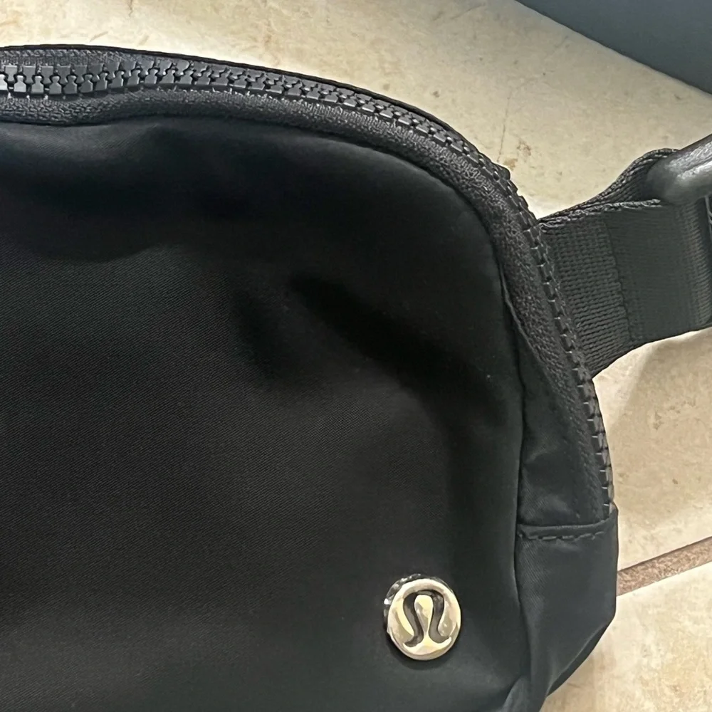 lululemon athletica black everywhere belt bag - Picture 2 of 8